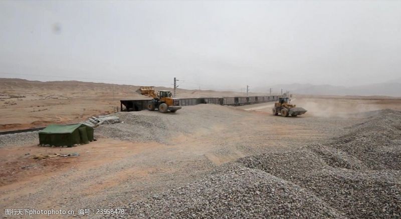 青藏铁路中铁铁路倒料高原戈壁滩挖机工地