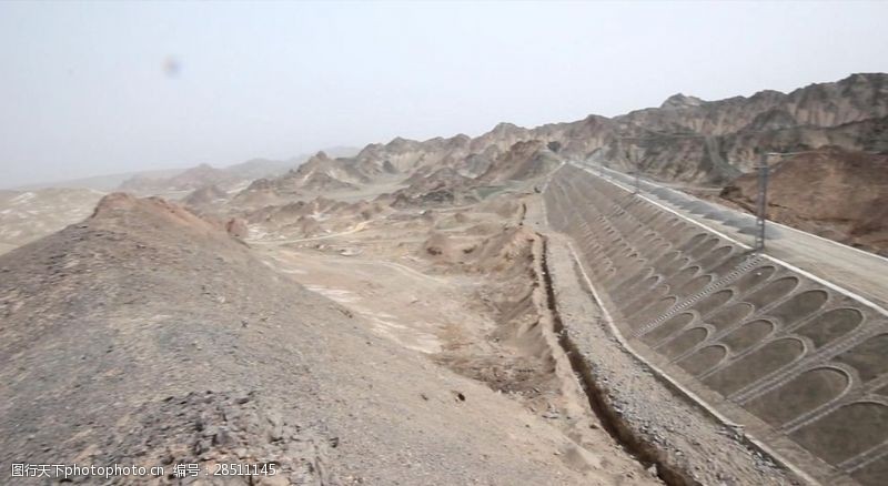 青藏铁路中铁铁路路基边坡高原戈壁滩实拍
