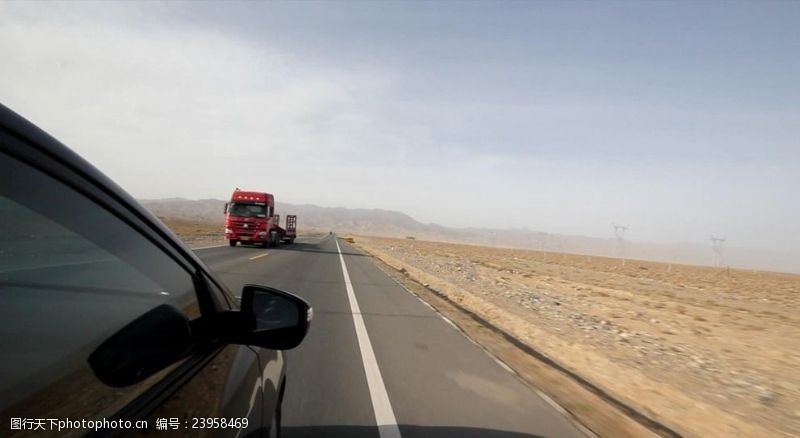 青藏铁路中铁公路行车高原戈壁滩实拍视频