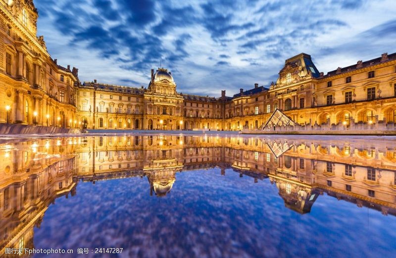 碧水倒影中的卢浮宫