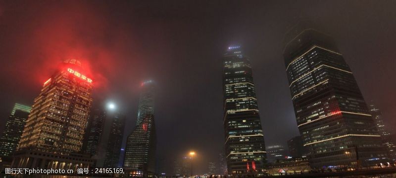 上海旅游陆家嘴雨中夜景