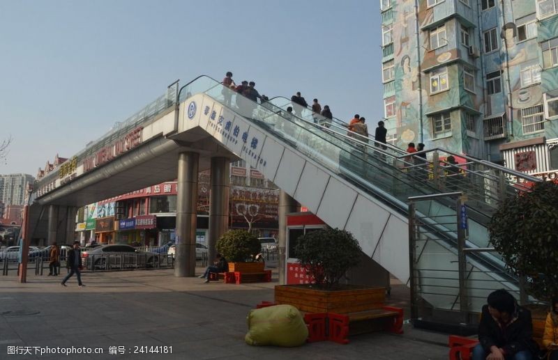 上海旅游青岛台东三路过街天桥