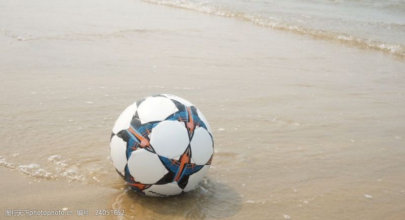 水上娱乐沙滩上的足球