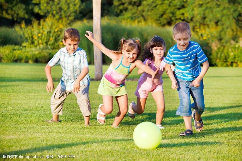 草地上踢球的孩子图片