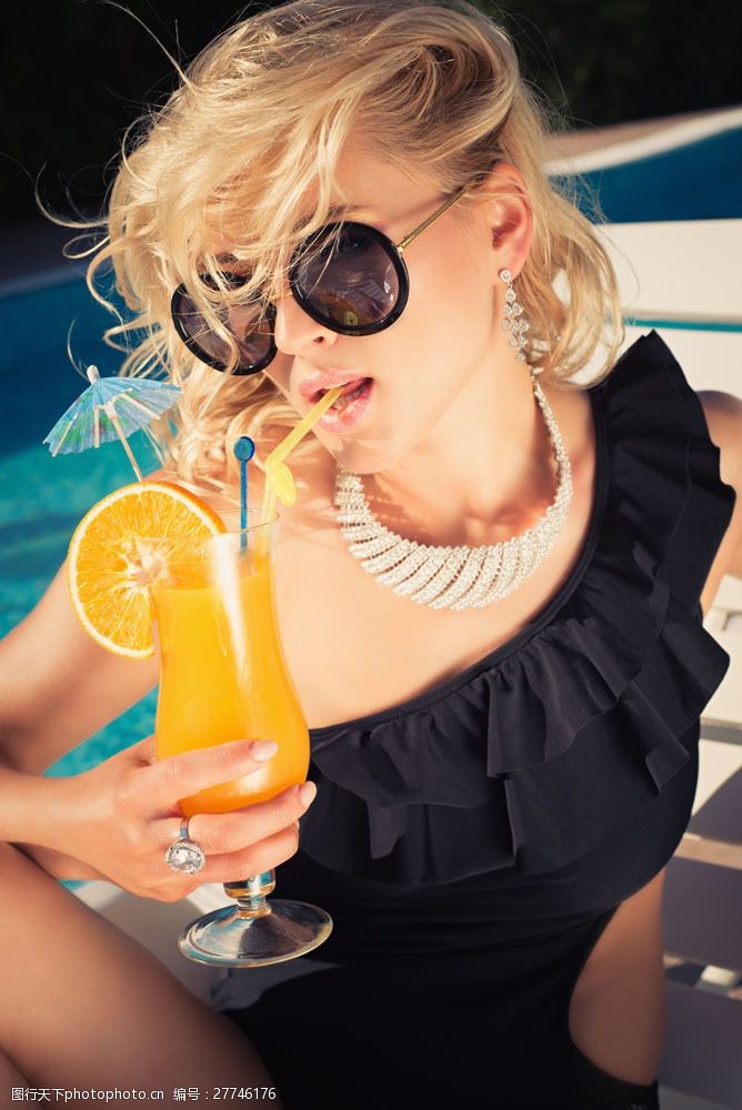 戴太阳镜的美女戴太阳镜喝果汁的美女图片