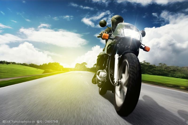 急速摩托车急速行驶的摩托车图片素材