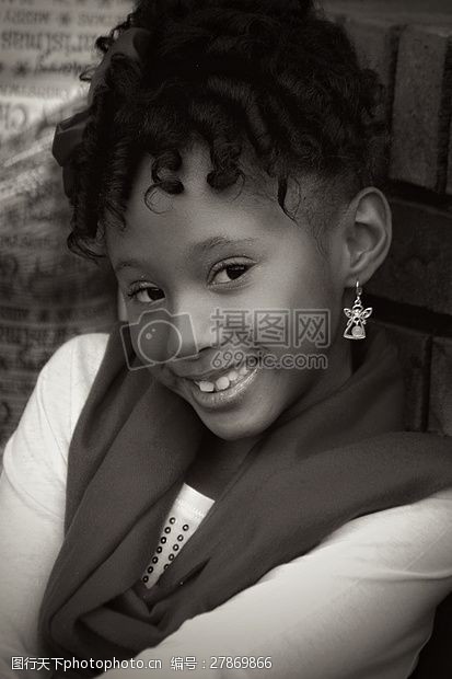 微笑的牙齿可爱的非洲女孩