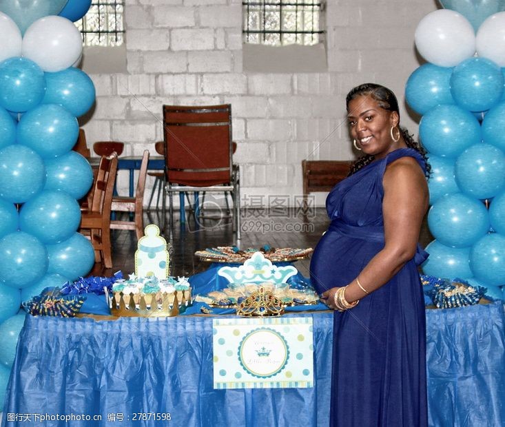 妊娠蓝色餐桌前的怀孕女性
