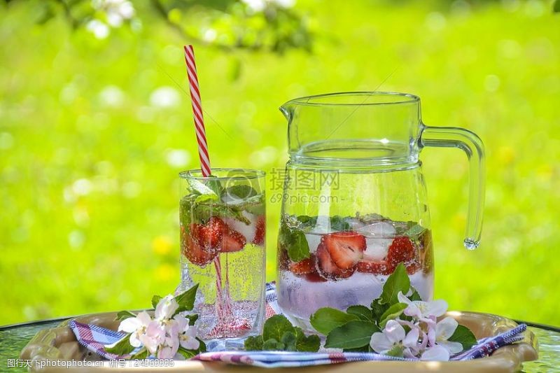 茶罐清除玻璃投手与水和草莓