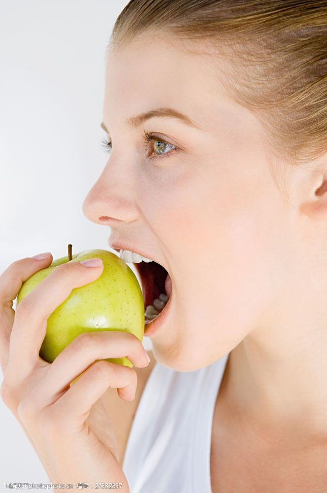 健康美女正在吃苹果的国外美女图片图片