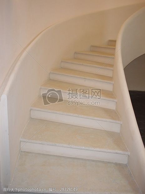 内二科白色的楼梯台阶
