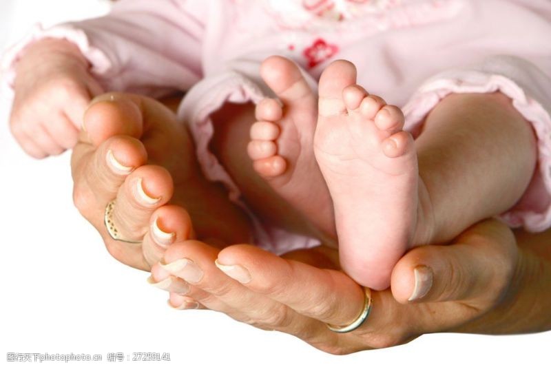 双手捧着的婴儿小脚板图片
