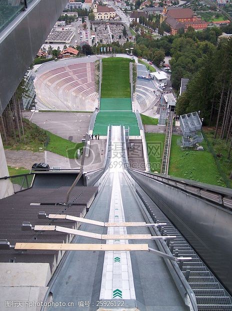 滑雪场天空下的体育场馆