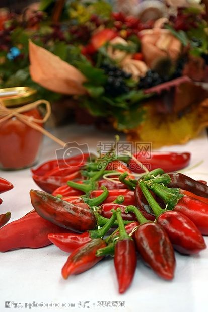 红红的辣椒桌面上的红色辣椒