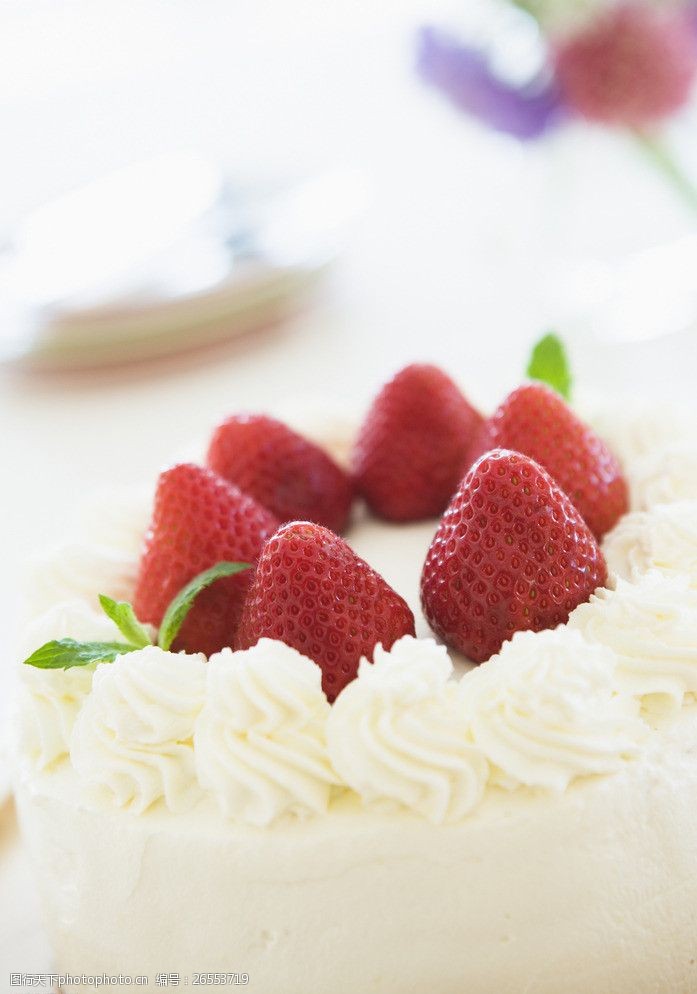 蛋糕美食画册草莓蛋糕图片