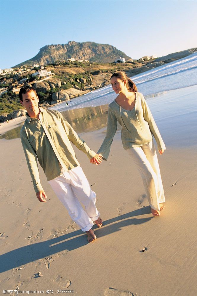 海滩上的美女海滩上散步的夫妻图片