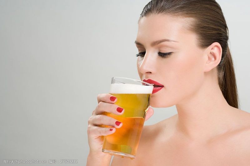 浓妆喝啤酒的美女图片