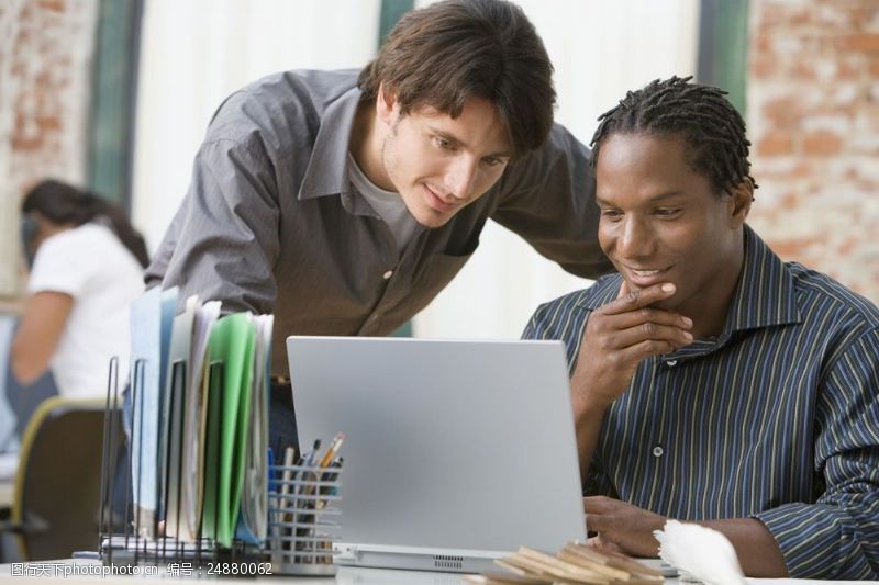 笔记本电脑两个正在讨论工作的男人图片