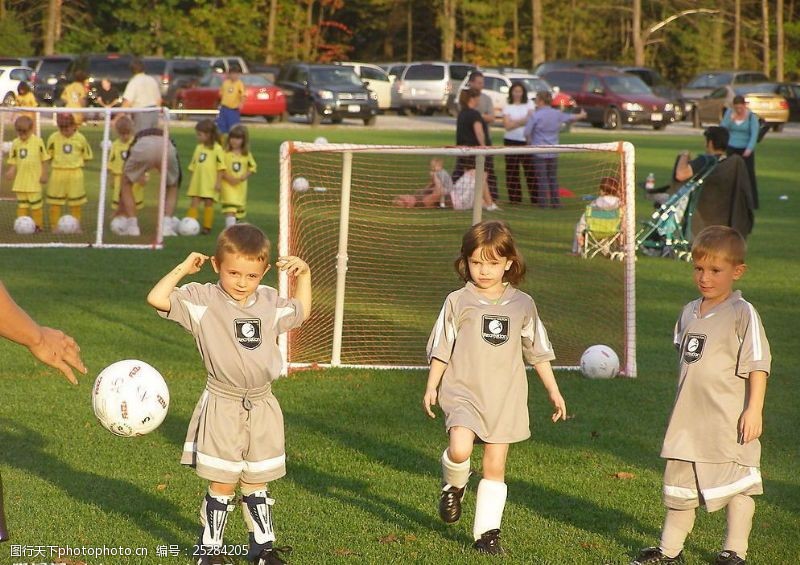 足球運動三兒童學踢足球图片