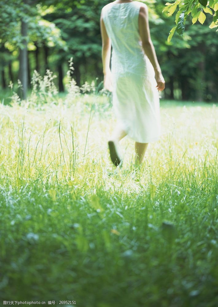 假日休闲女性行走在草丛的女人图片