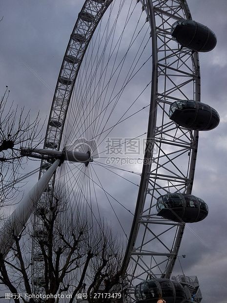 伦敦旅游景点在阴云密布的天空伦敦眼