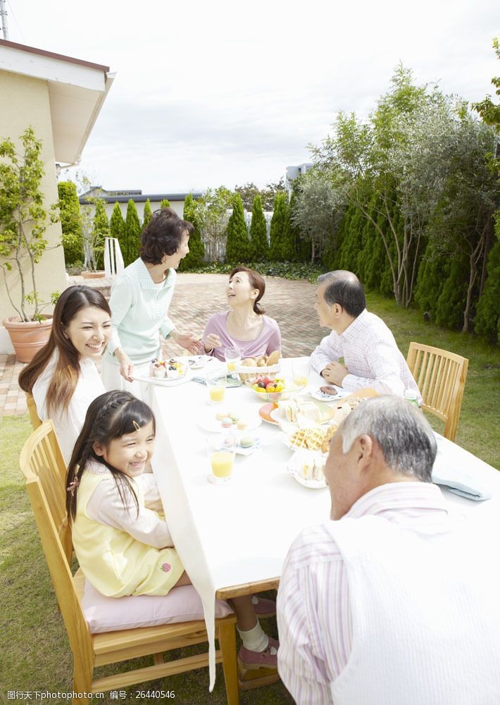 家庭成员正在聚餐的一家人图片