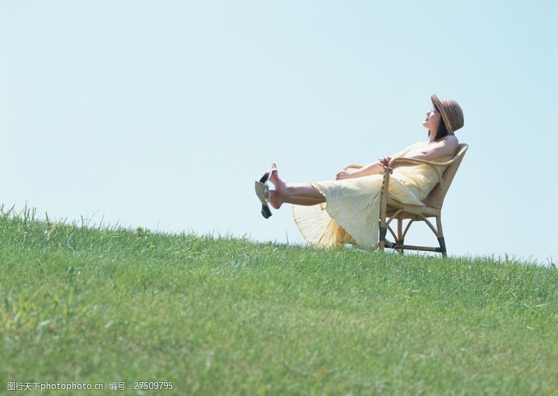 假日休闲女性坐在草地上的休闲椅上的美女图片