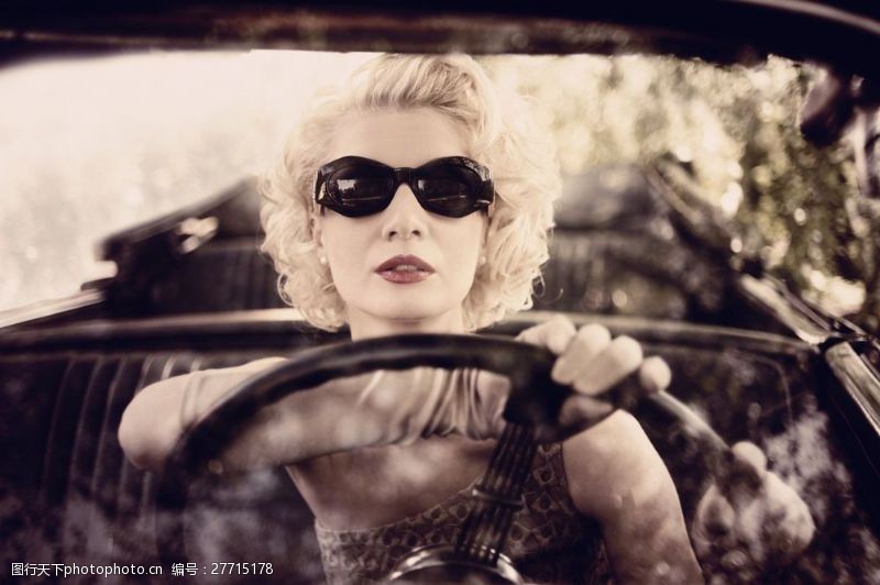 戴墨镜的美女戴墨镜开车的女人图片