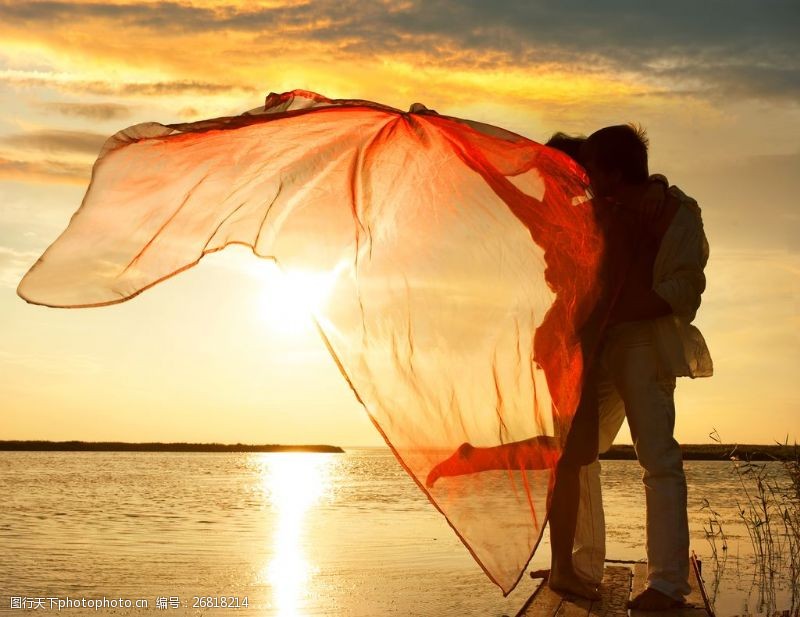 夕阳落日黄昏海边浪漫情侣图片