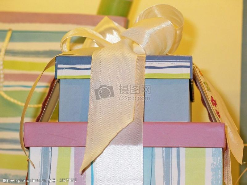 彩色的礼盒可爱的礼物包装纸