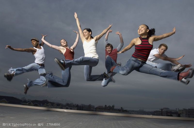 跃动的活力跳跃的外国青年男女图片