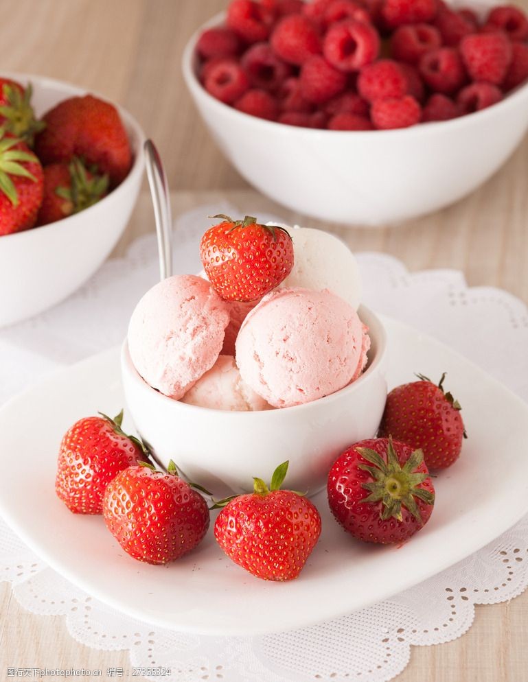 甜筒草莓冰激凌图片