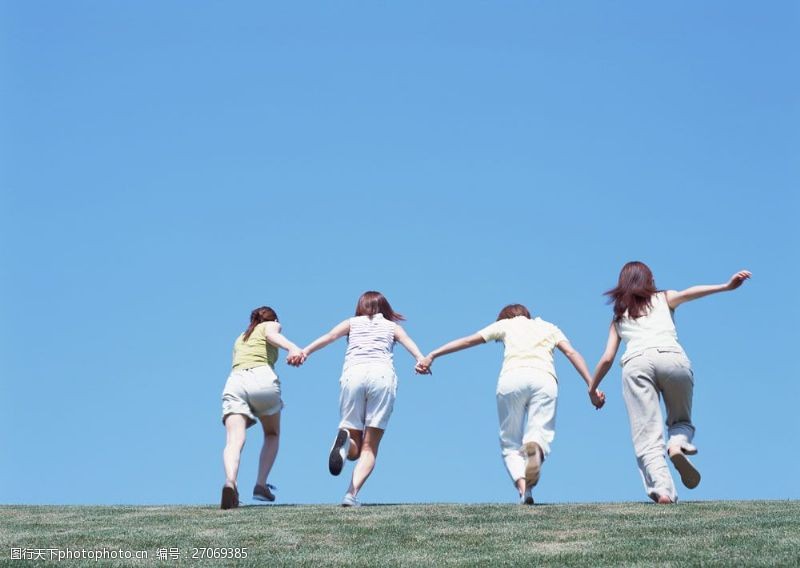 假日休闲女性手牵手一起奔跑的女性图片