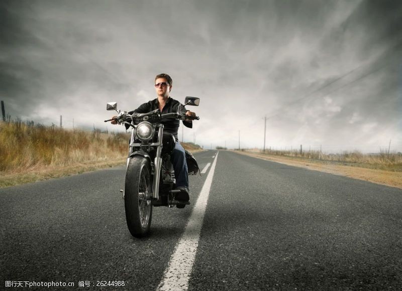 男性摩托车车手行驶的摩托车图片