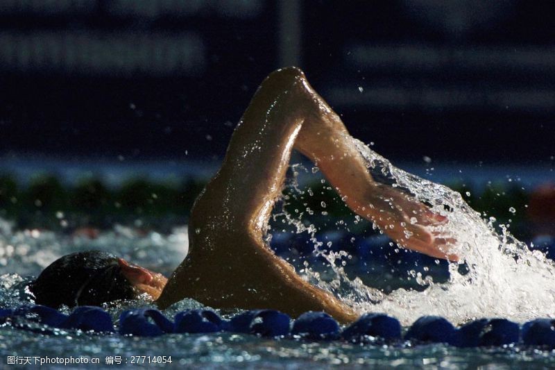 游泳比赛的运动员图片