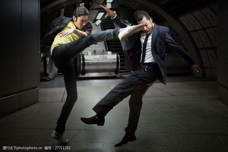 发怒在电梯前打架的两个男人图片
