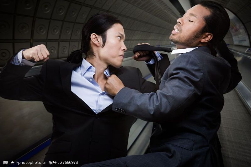 发怒在电梯前打架斗殴的男人图片