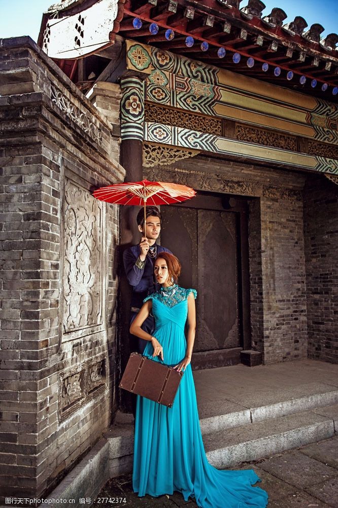 情侣模特中式古典建筑与情侣恋人图片