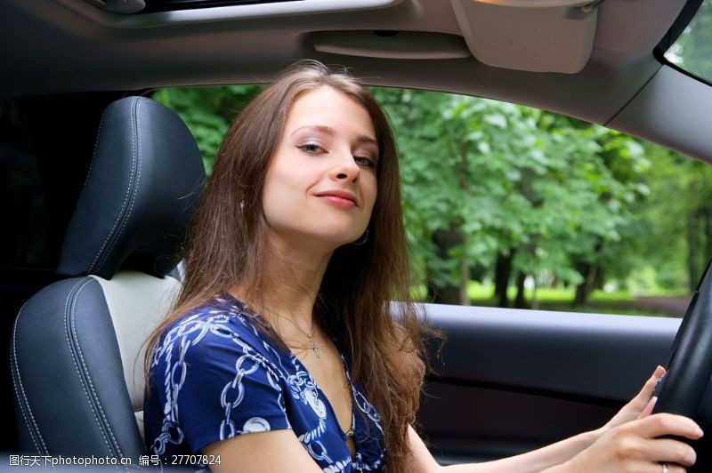 坐驾坐在车内开轿车的外国美女图片