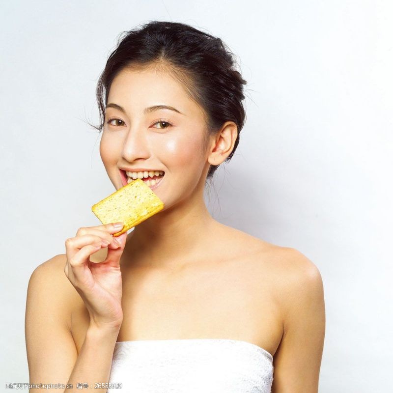 瘦身模特吃饼干的健康美女图片