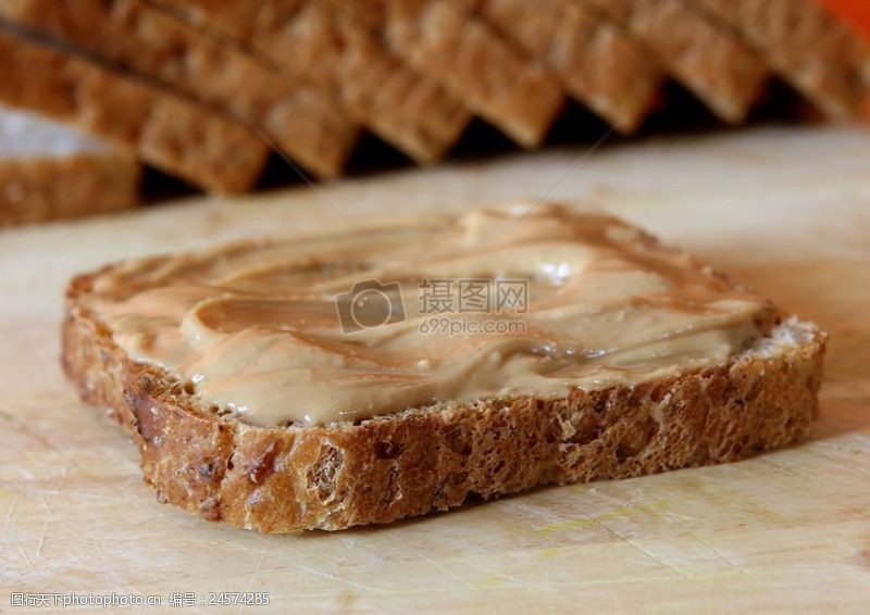突破花生黄油和面包上木砧板