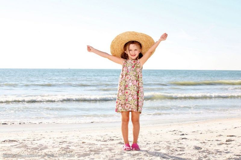 海滩上的美女沙滩上的小女孩图片