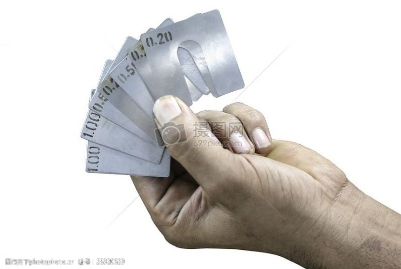 金属的手手中握着的金属卡片