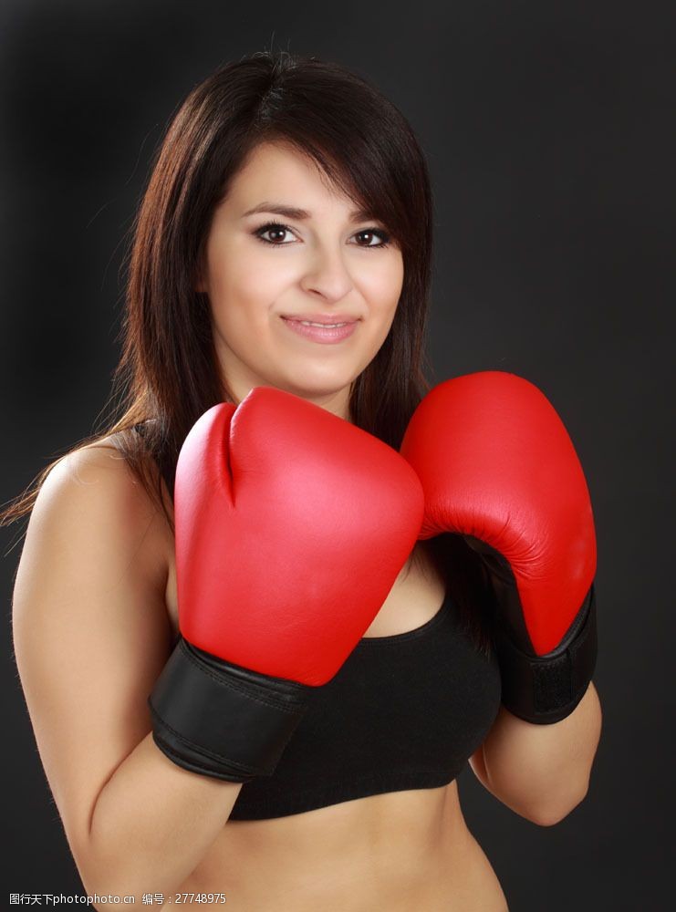 健身的美女微笑的女拳击手摄影图片