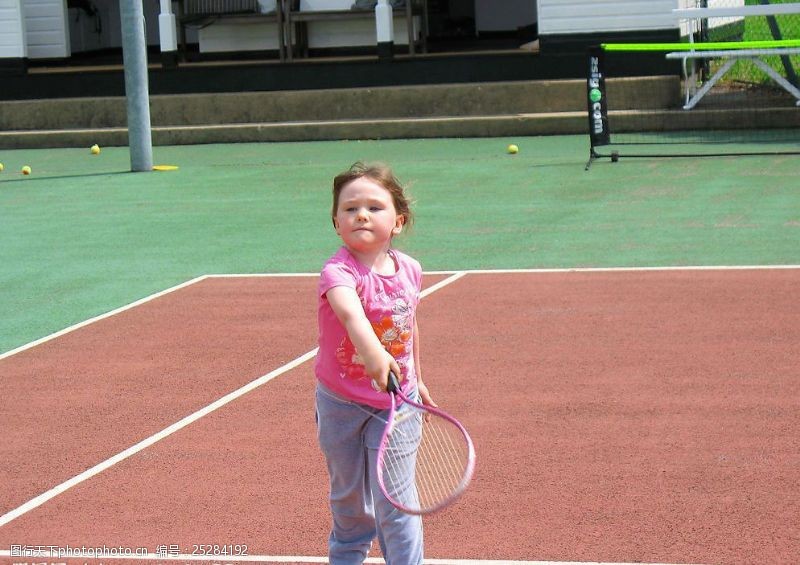 運動小女孩玩網球图片