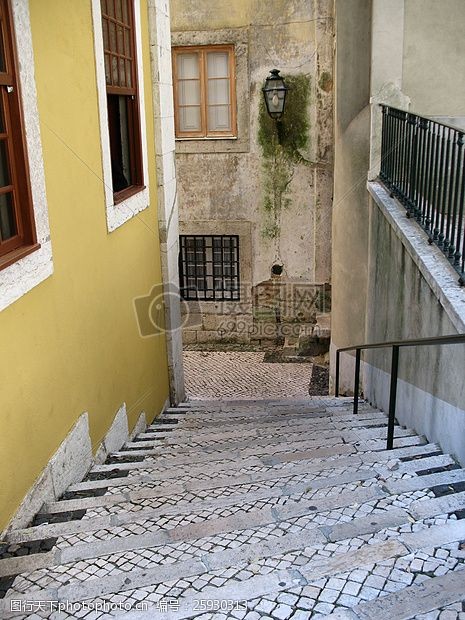 扶手栏杆小巷的楼梯