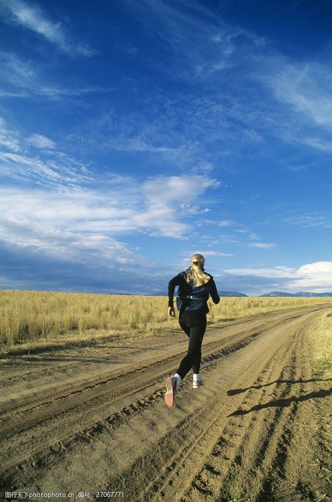 健身锻炼野外跑步的女人图片