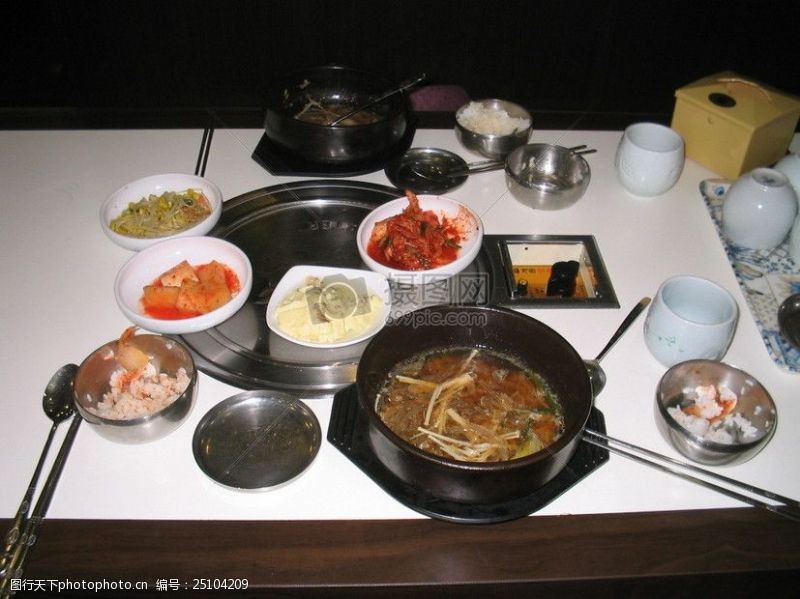 石锅桌面上的韩式料理