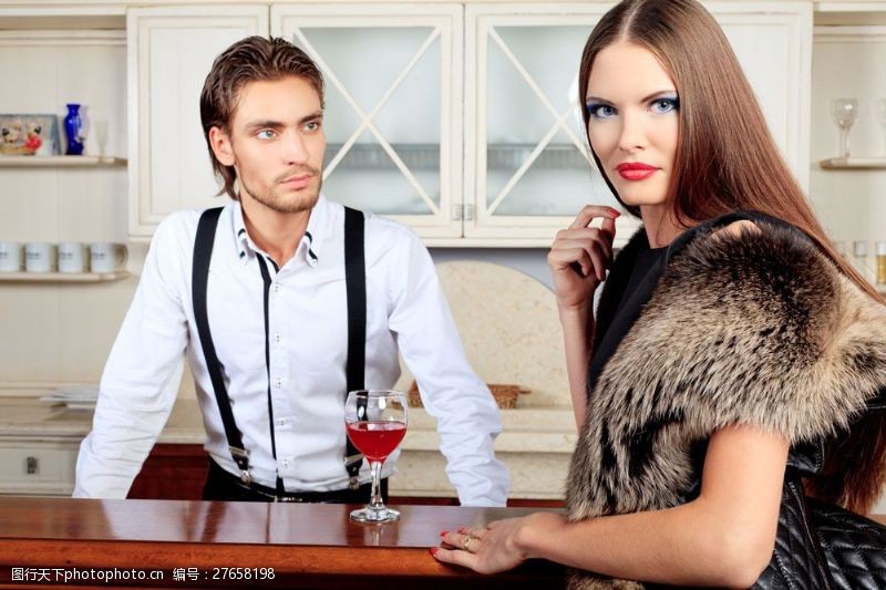 外国女人喝红酒的时尚人物图片