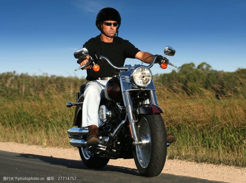男性摩托车车手驾驶摩托车的男人图片